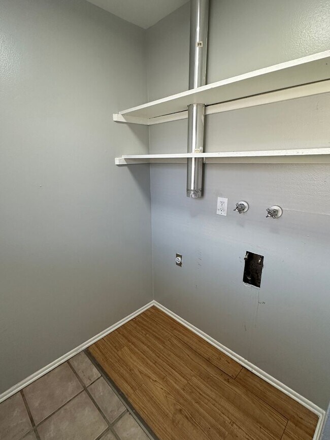 Building Photo - Great 2 Bed 1 Bath Minutes from Old Colora...