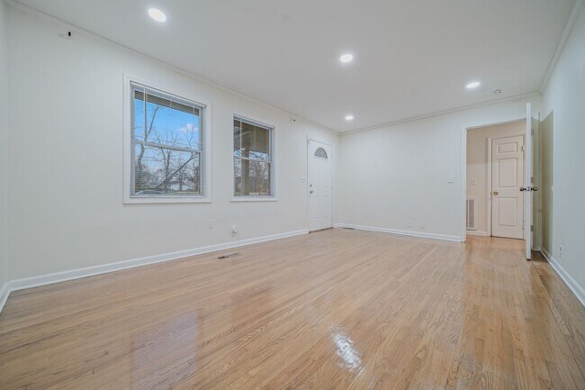 Building Photo - Spacious & Newly Renovated 5-Bedroom Home Available May 9!