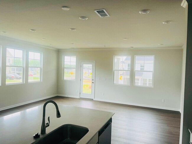 Building Photo - Modern Townhome | 3 Bed/2.5 Bath | End Unit