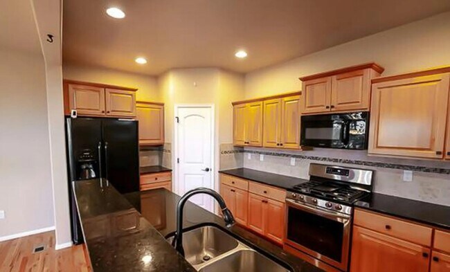 Building Photo - 2850 Denver Dr