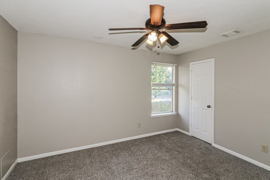 Building Photo - 15815 Spruce River Ct
