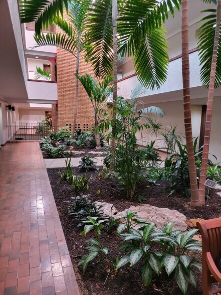 Building Photo - 950 E Rue de la Banque St