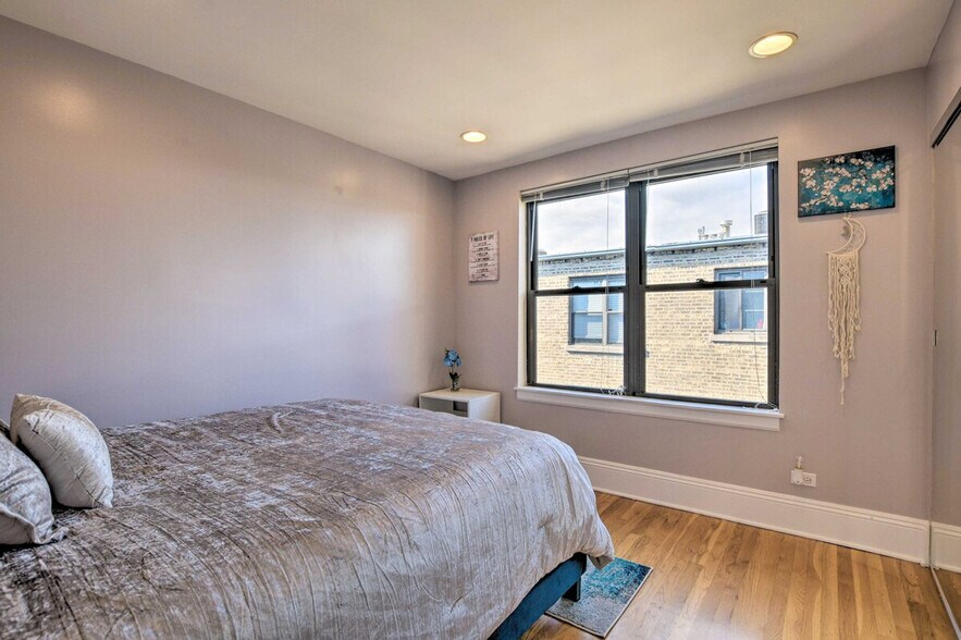 Building Photo - 7423 N Sheridan Rd