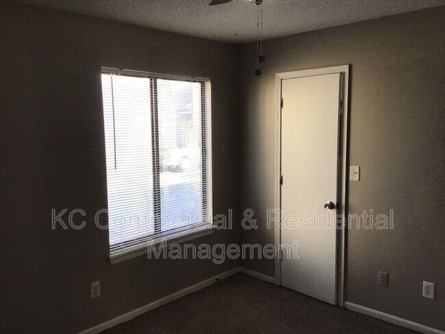 Building Photo - 208 W Meadow St