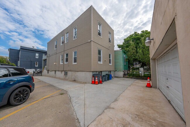 Building Photo - 1307 10th St