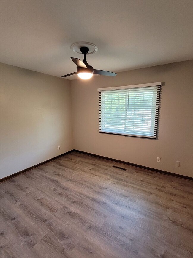 Building Photo - 3 bed, 3 bath home off Chapel Hill Road