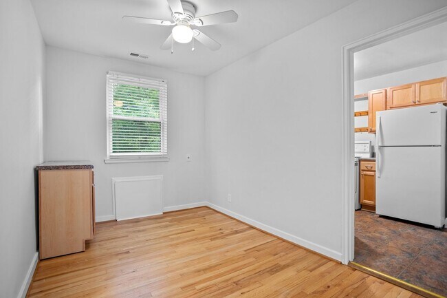 Building Photo - Renovated 2BR/1BA Condo close to shopping and the hospital