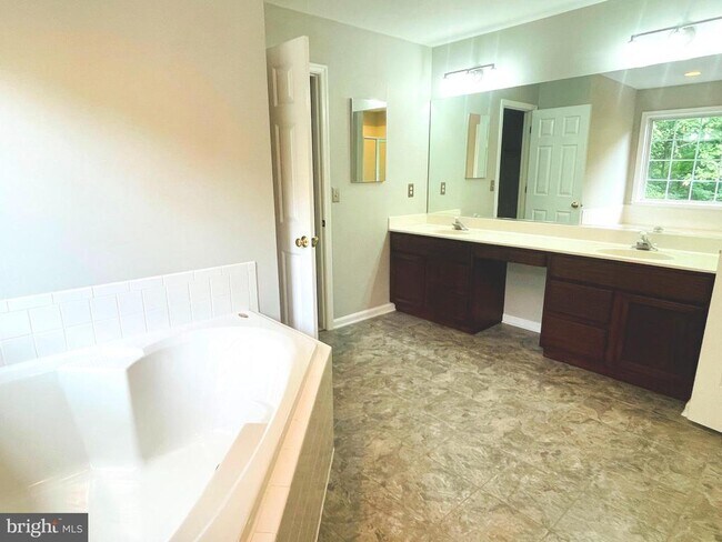 Building Photo - 9 Scarlet Oak Cir
