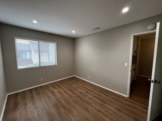 Building Photo - 2 Bedroom 1.5 Bath Townhouse Condo for Rent in the Heart of Monrovia