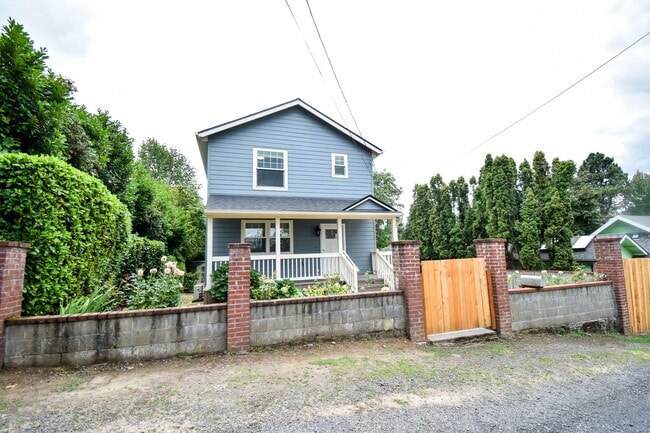 Building Photo - Beautiful 4 Bedroom 2 Bath Home in NE Port...