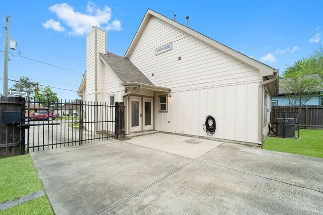 Building Photo - 3548 Rebecca St