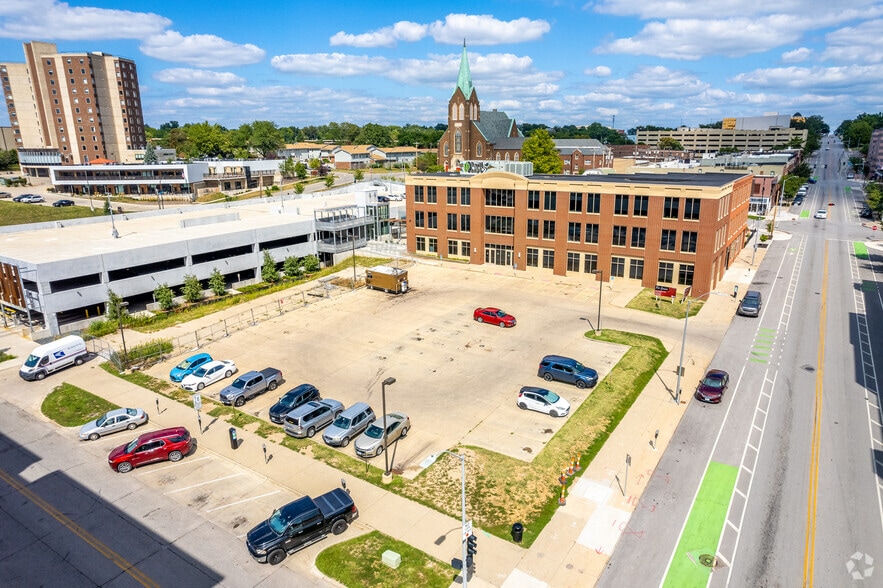 Building Photo - 418 East Grand