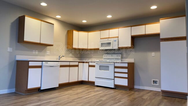 Building Photo - 1945 SW Canyon Dr