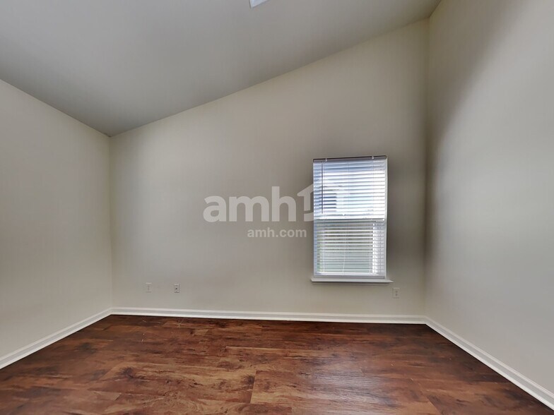 Building Photo - 129 Charlesfort Way