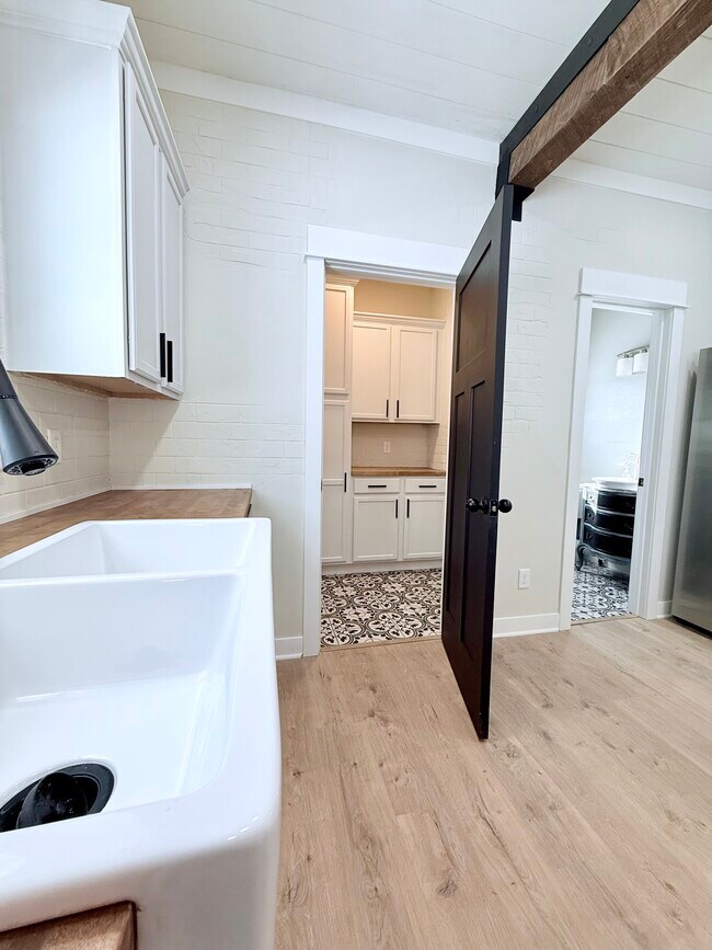 Building Photo - 553 Elm Ave E