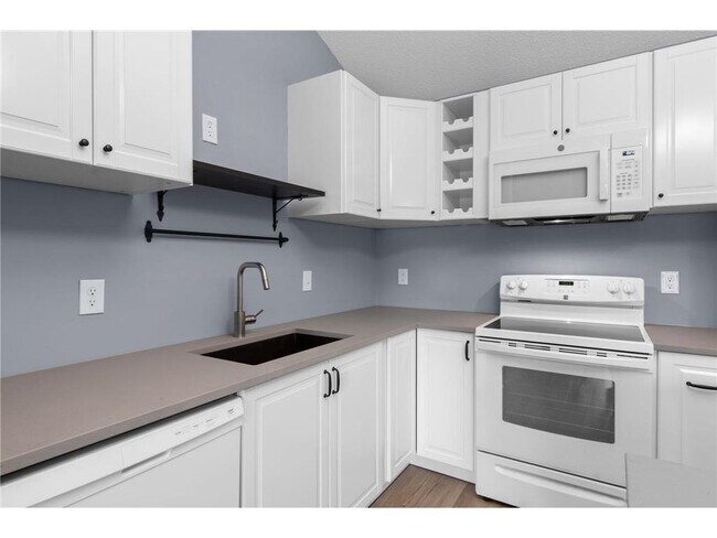 Building Photo - 3440 Golfview Dr