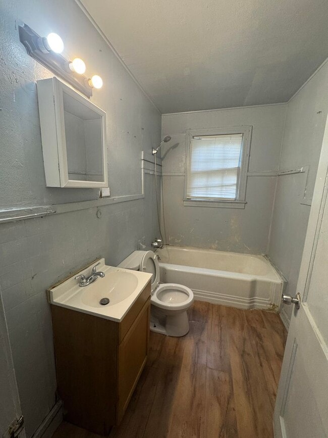 Building Photo - Large 2 Bedroom Home