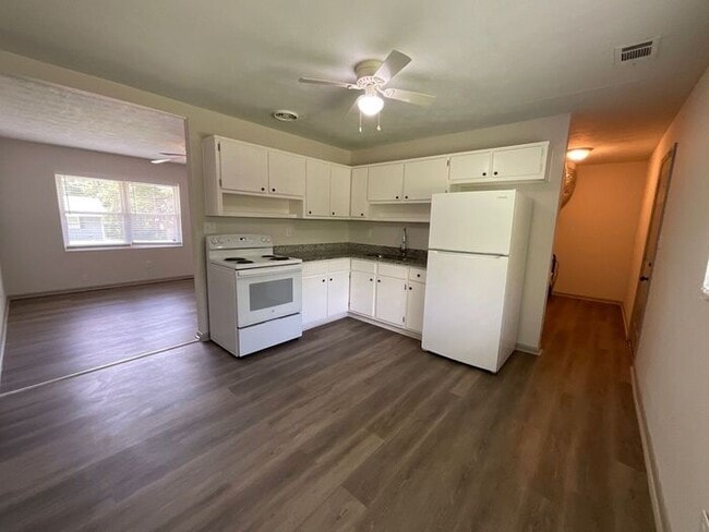 Building Photo - Stylish 3-Bedroom with Expansive Yards in ...