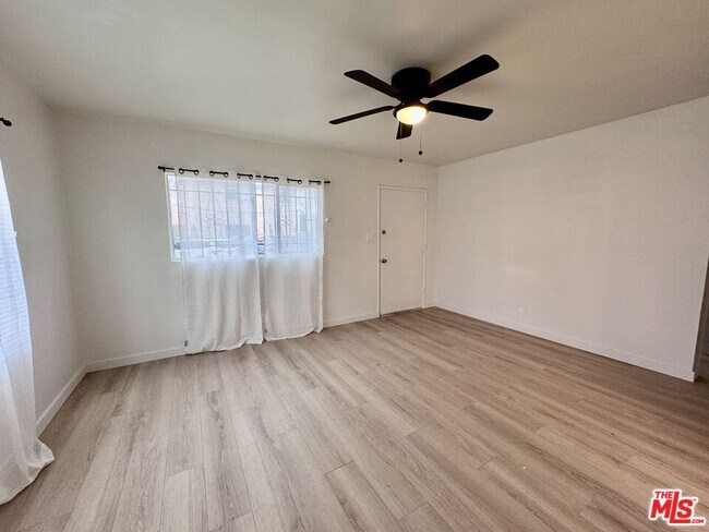 Building Photo - 1540 W 60th St