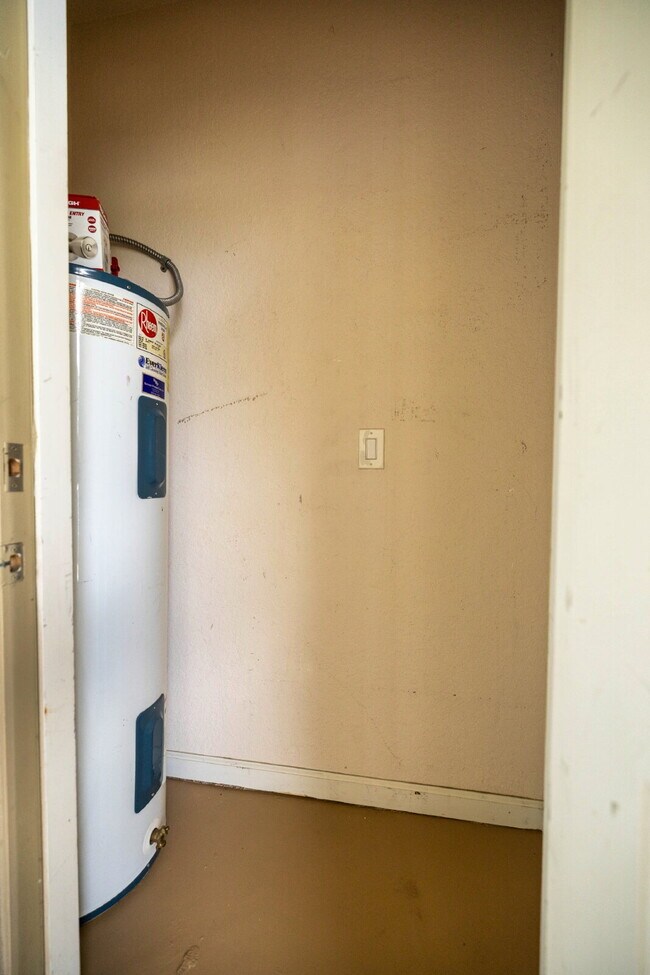 Building Photo - **  MAINTENANCE FREE TOWNHOME **2 BD 2.5 BATH