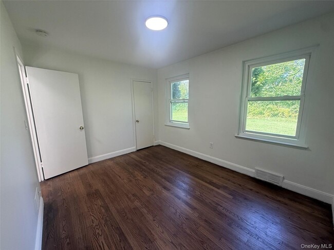 Building Photo - 11 Willow Ln