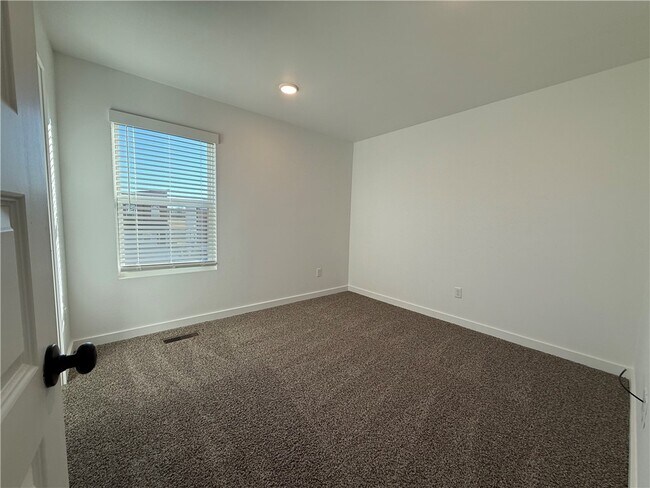 Building Photo - 831 States Ave