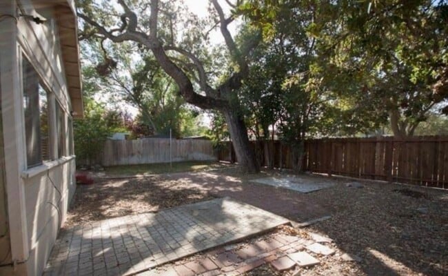 Building Photo - Beautiful 3 Bedroom 2 Bathroom Home Available 4/1/2026