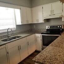 Building Photo - Oak Manor Apartments