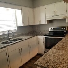 Building Photo - Oak Manor Apartments