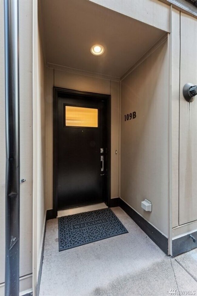 Building Photo - 2Bd/1.75Ba Seattle Townhouse