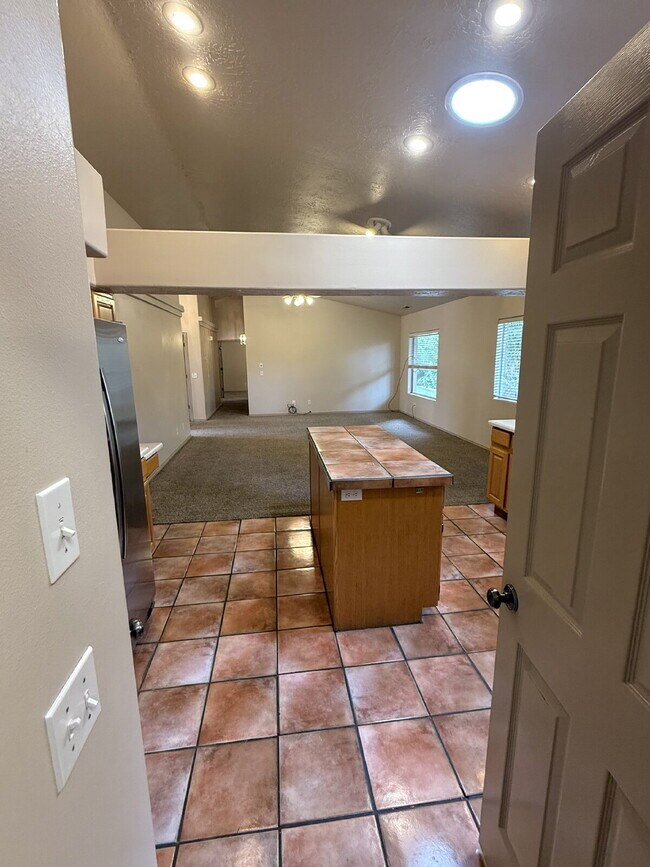 Building Photo - 1569 Tamarisk Dr