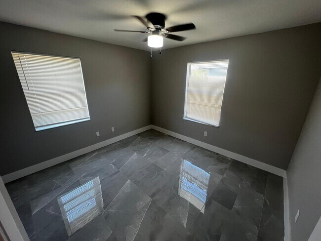 Building Photo - 2067 Laura Ln