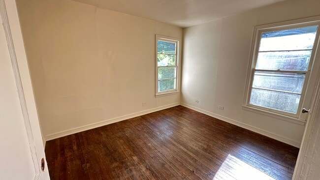 Building Photo - Cute 4 Bedroom Home!