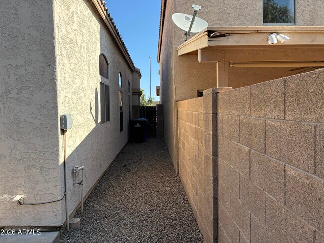 Building Photo - 1319 W Escuda Rd