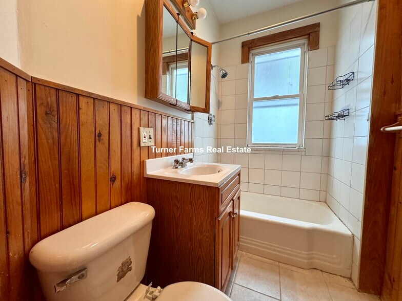 Building Photo - 144 Hillside St