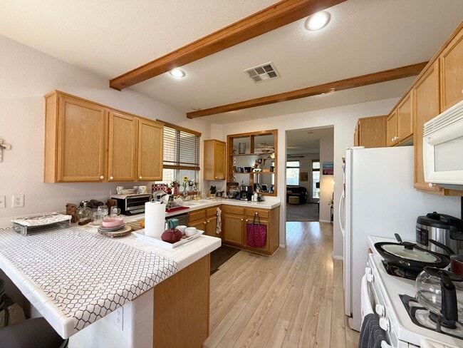 Building Photo - Charming Single-Story Townhome in Gated Southwest Community
