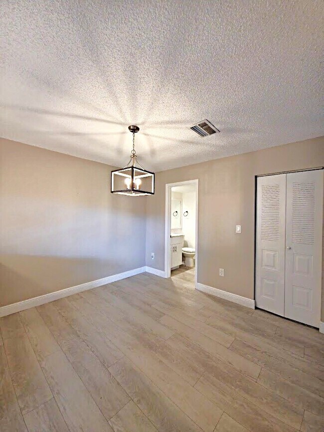 Building Photo - 5249 Cedarbend Dr