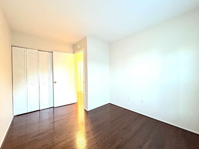 Building Photo - Charming Reston Townhome: Your Ideal Commuter's Haven