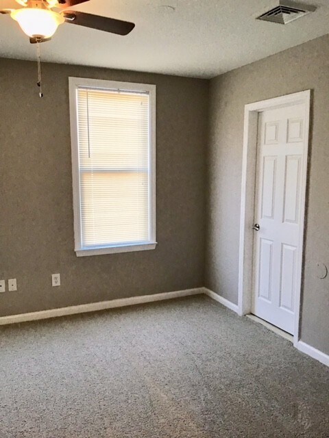 Building Photo - Upgraded 2 Bed/2 Bath plus Den HOME 1100 sq ft. Unit...A Must See!!!