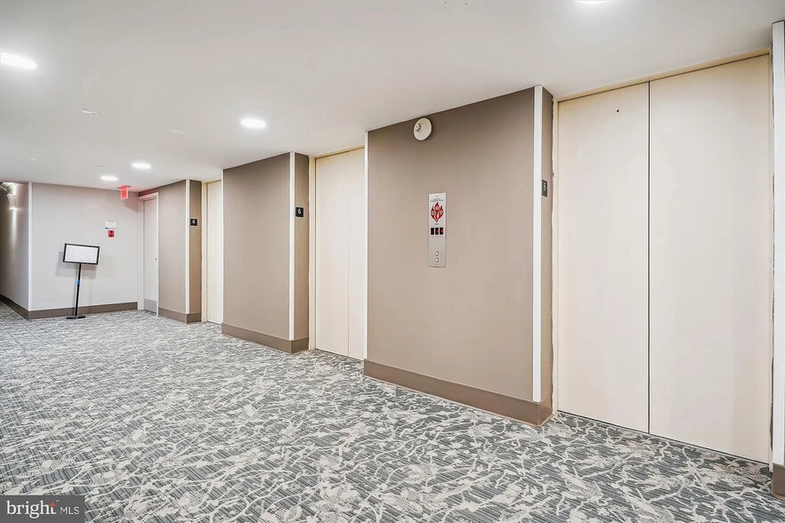 Building Photo - 2300 Pimmit Dr