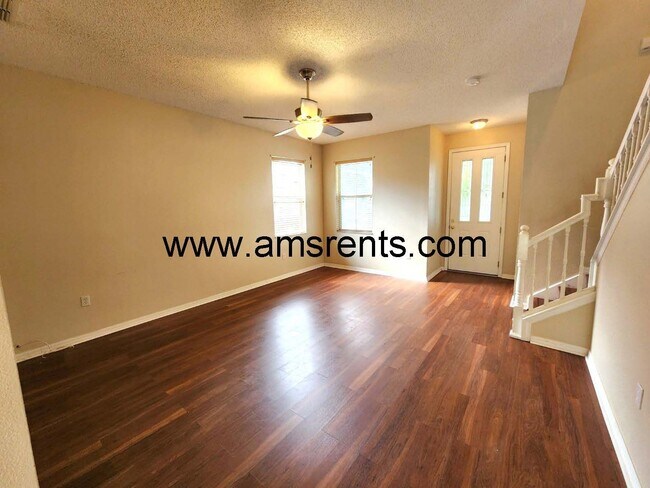 Building Photo - Delightful 3 bedroom 2.5 bath House