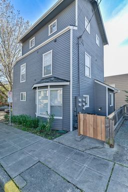 Building Photo - Stunning 1 bedroom 1 bathroom apartment in Queen Anne