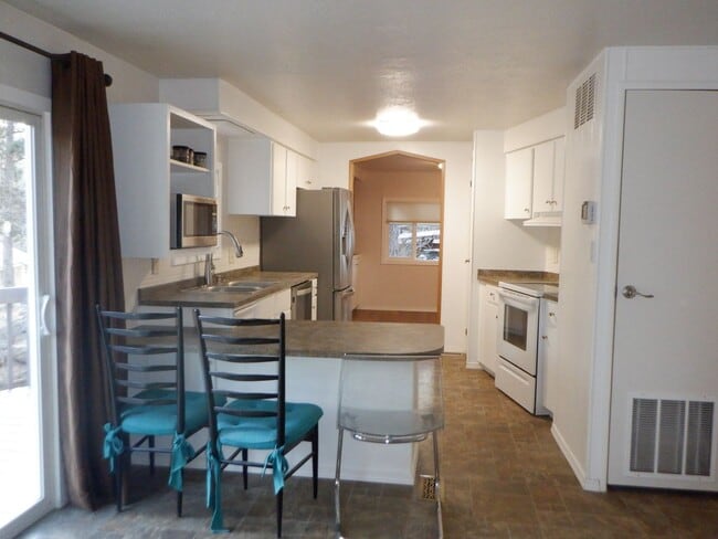 Building Photo - Remodeled SW Bend Single Level Home on Spa...