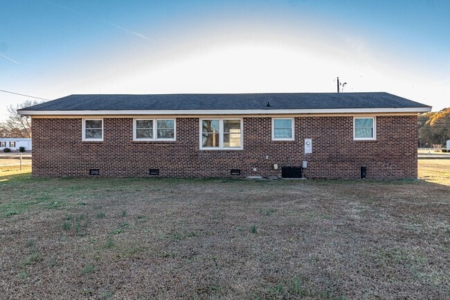 Building Photo - Adorable Brick Ranch 3 BR | 1.5 BA in Goldsboro