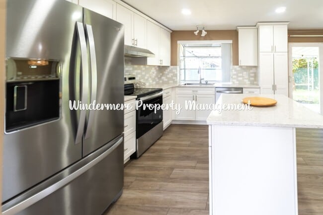 Building Photo - Bright and Charming 3 bed Rambler in Convenient Port Orchard Location