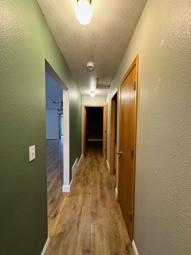 Building Photo - Lovely 3 Bedroom 2 Bath home in great location