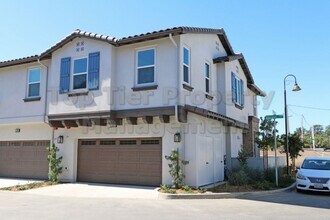 Building Photo - ***Charming 3 bed / 2.5 bath Townhome in O...