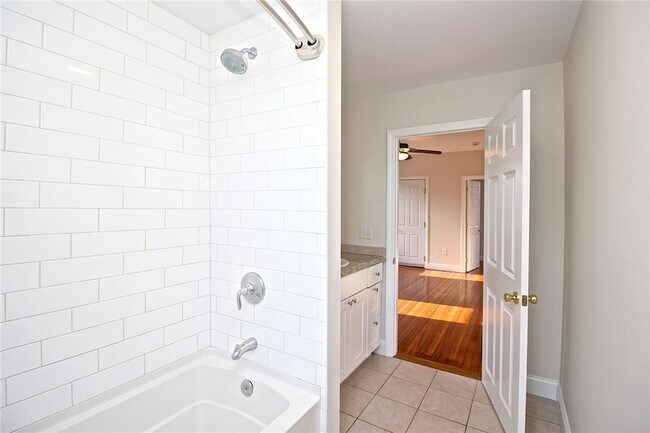 Building Photo - 668 Thames St