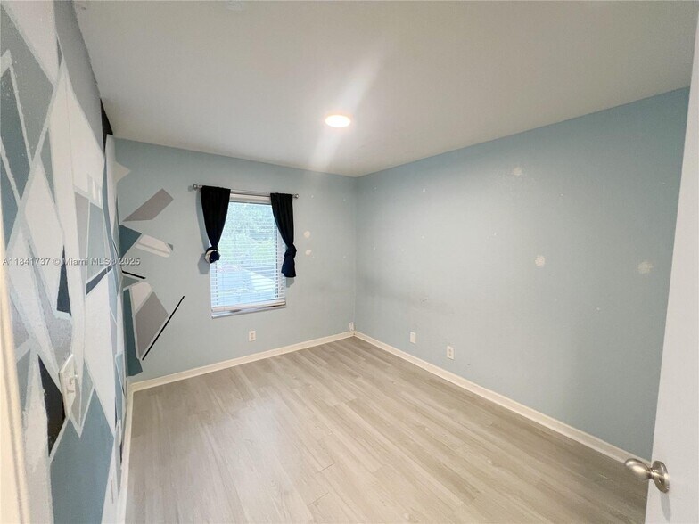 Building Photo - 5565 SW 43rd St