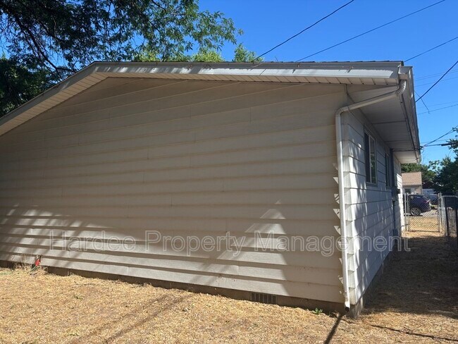 Building Photo - 1109 W Dundee St